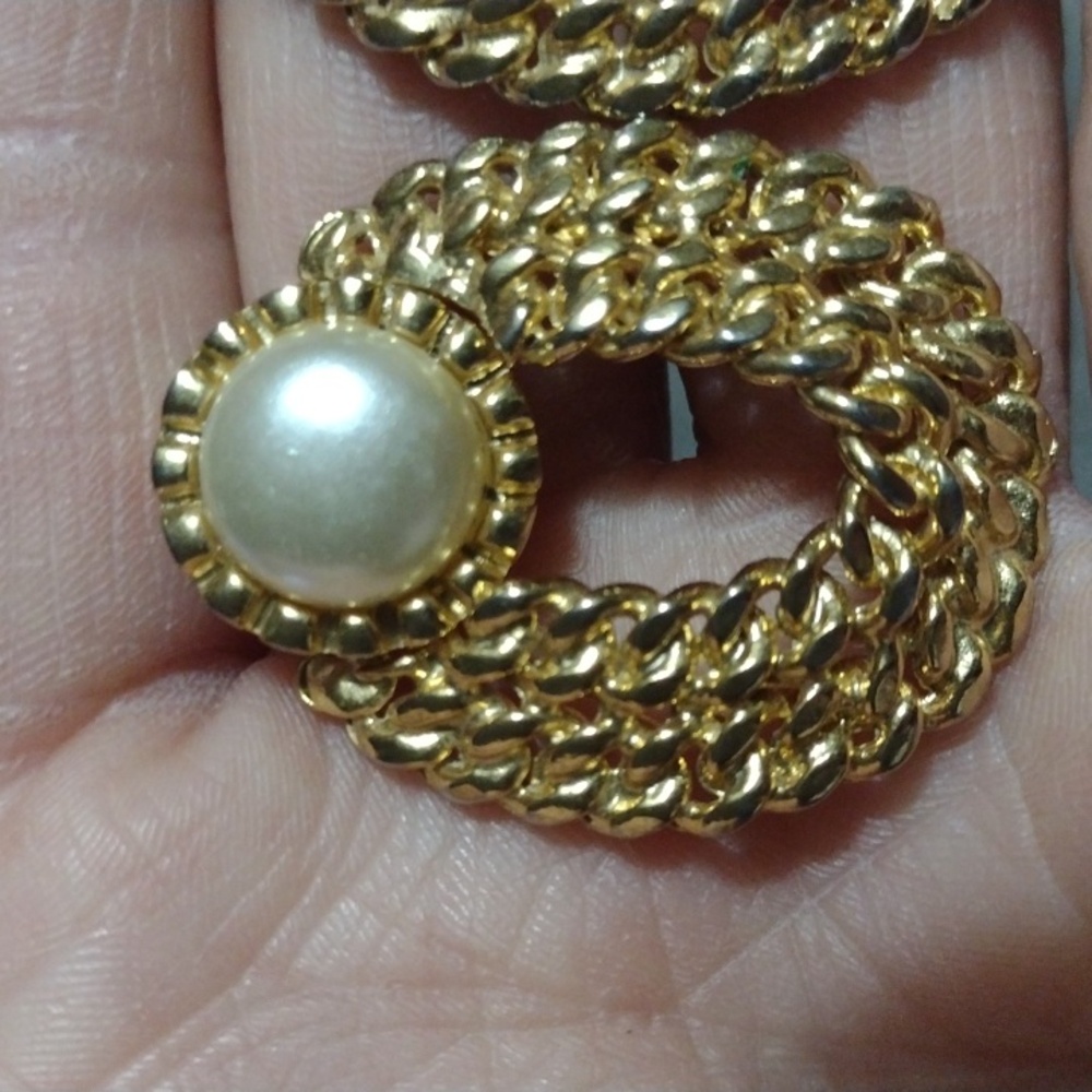 VINTAGE 80s DOOR KNOCKER LOOP GOLD-TONE FAUX IVORY PEARL POST DROP 1.3" EARRINGS - Picture 5 of 8